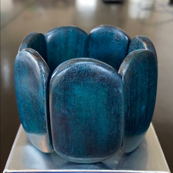 Green wooden bracelet - Picture 2 of 5